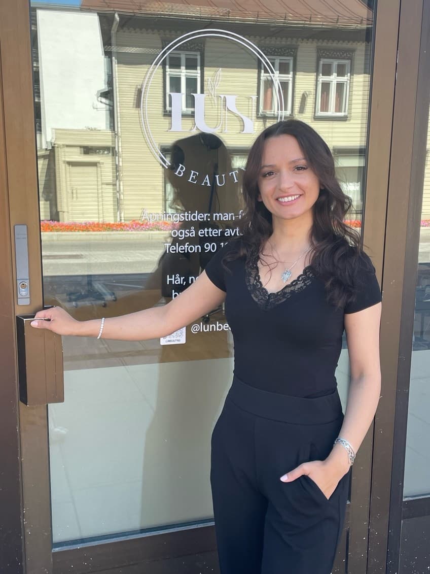 Shkurte Vokshi utenfor Lun Beauty i Porsgrunn